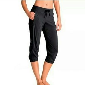 Athleta La Viva black capri 6